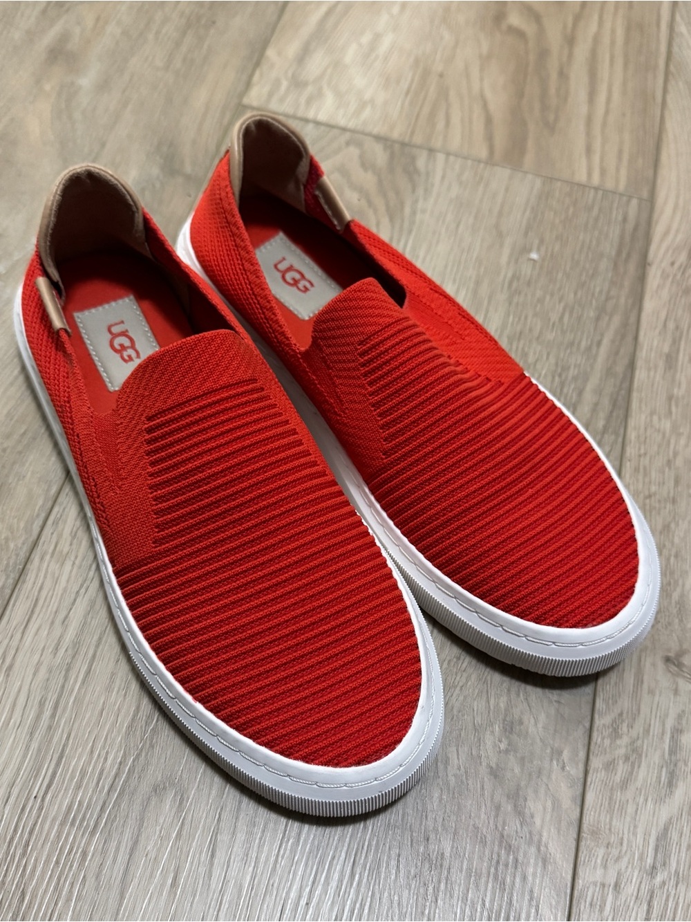 UGG Women's Alameda Sammy Sneaker Red Pepper Sz. 8.5 Slip-On - Picture 2 of 7